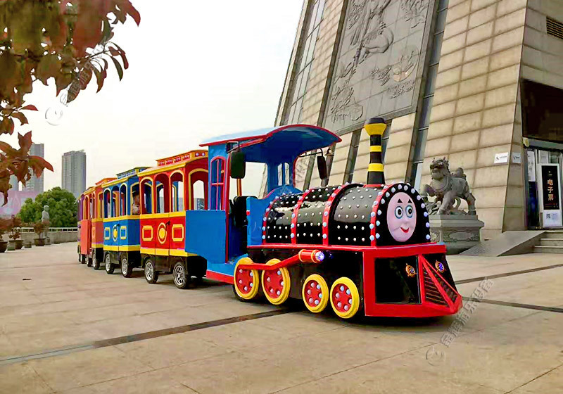新興游樂設(shè)備無軌小火車有哪些特色呢？